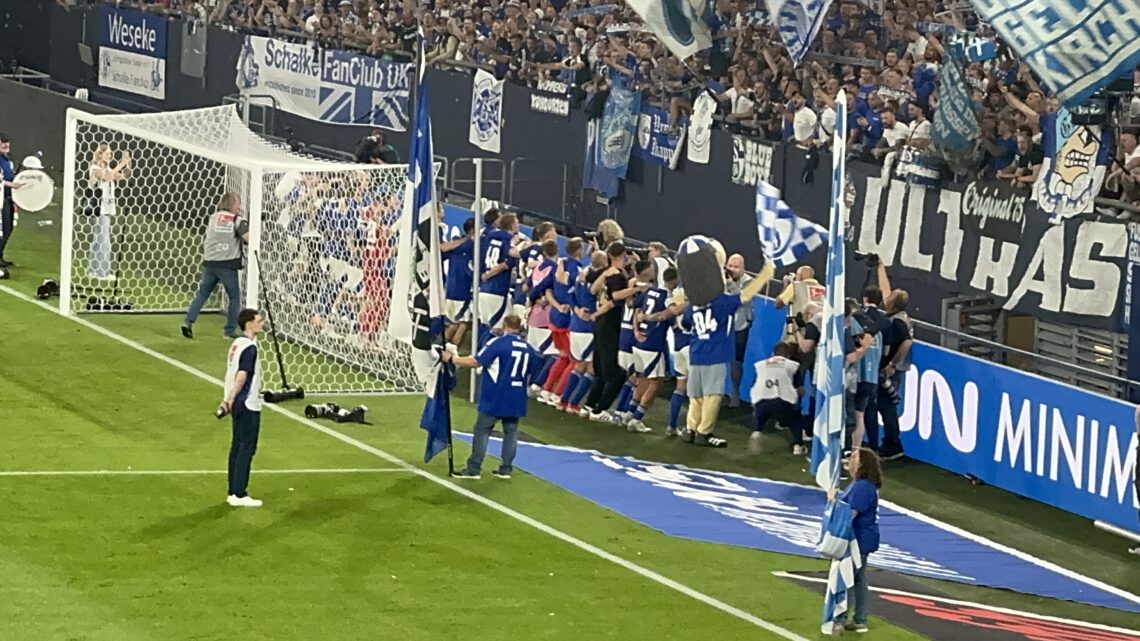 Schalke – Braunschweig 5:1: Fans und Mannschaft feiern einen Traumstart